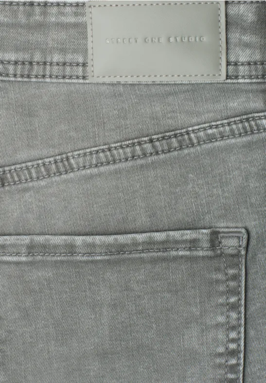 Gros plan d’un jean gris avec poche arrière et étiquette de marque