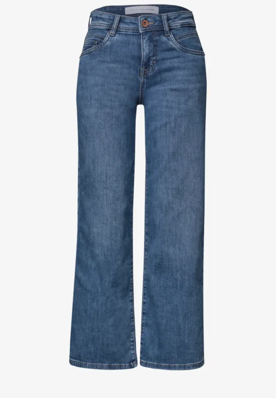 Jeans bleu en denim à larges jambes droites.