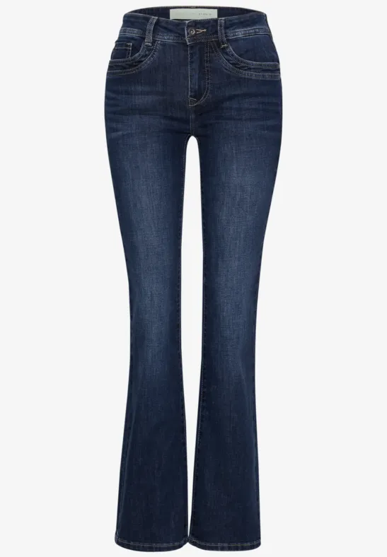 Dunkelblaue Jeans mit geradem Schnitt und leicht ausgestelltem Bein.