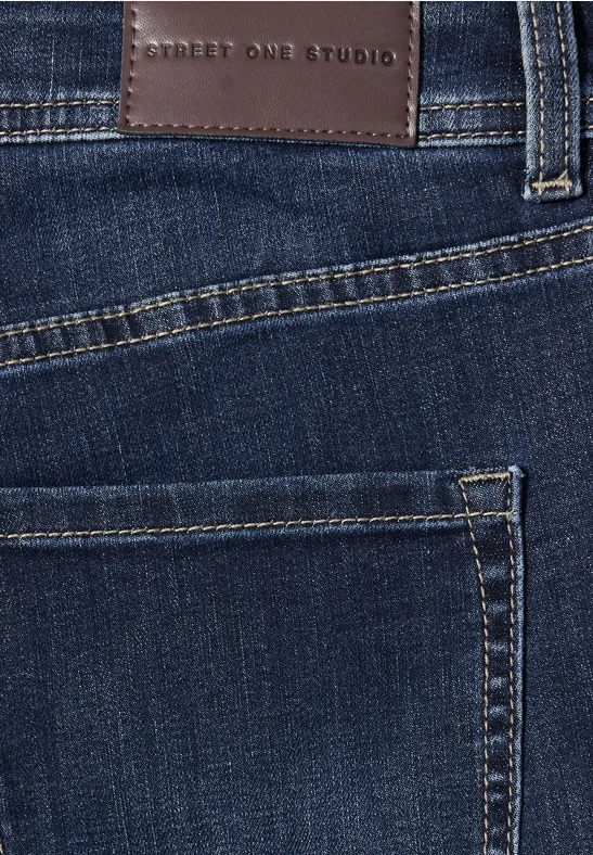 Nahaufnahme einer blauen Jeans mit Gesäßtasche und braunem Lederetikett