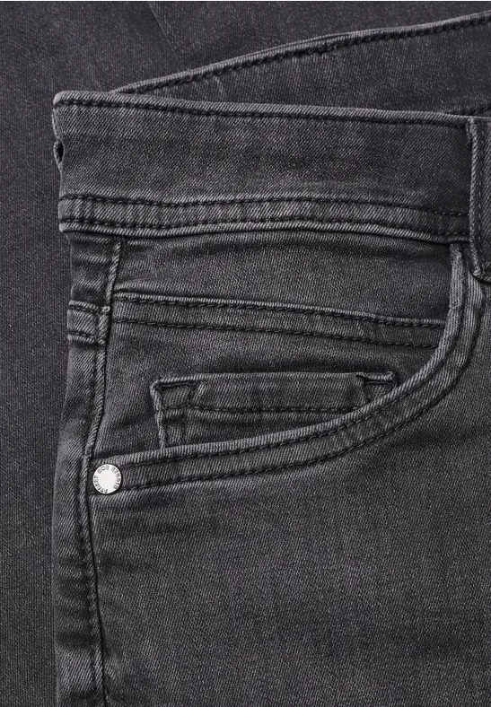 Nahaufnahme einer schwarzen Jeanshose mit Vordertaschen und Münzfach.