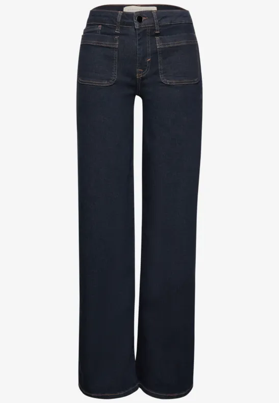 Dunkelblaue Jeanshose mit weitem Bein, hoher Taille und aufgesetzten Taschen.