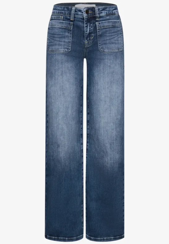 Blaue Jeanshose mit geradem Bein, hoher Taille und aufgesetzten Taschen.