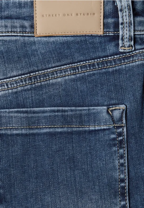 Nahaufnahme einer blauen Jeans mit Gesäßtasche und abgenähtem Lederetikett