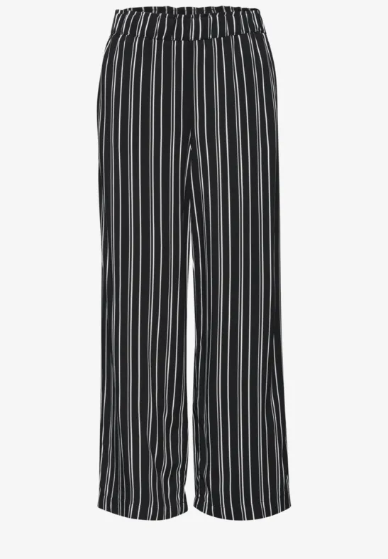 Schwarze, weit geschnittene Hose mit weißen Längsstreifen und elastischem Bund.