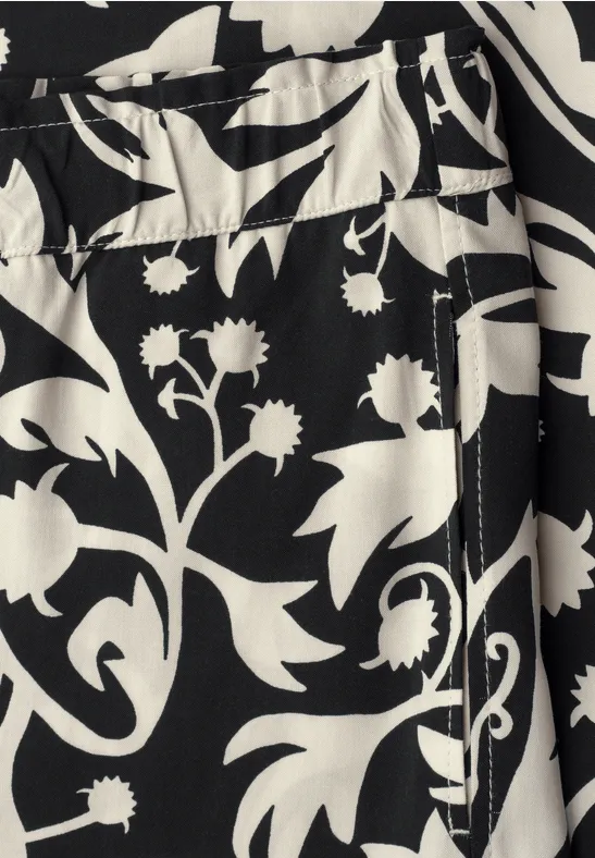 Zwarte stof met crêmekleurig, groot bloemmotief