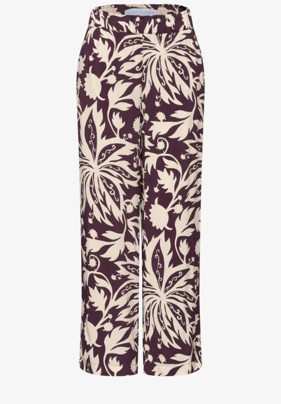 Luchtige wijde broek in crème met donkerpaarse bloemprint.