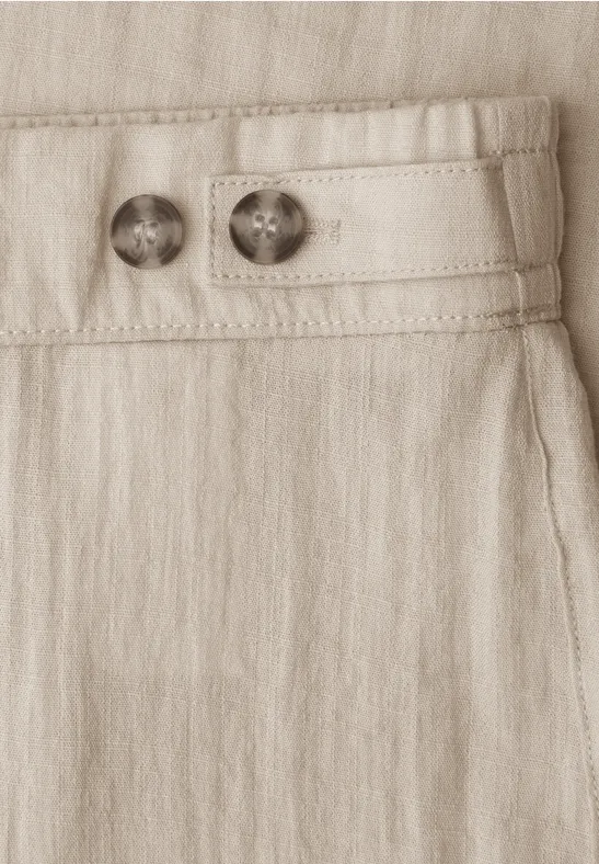 Beige linnen met verstelbare tailleband en twee hoornkleurige knopen