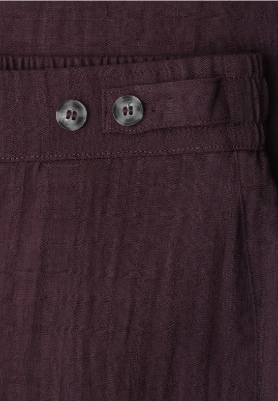 Weinrote Hose mit verstellbarem Taillenbund und dekorativen Knöpfen