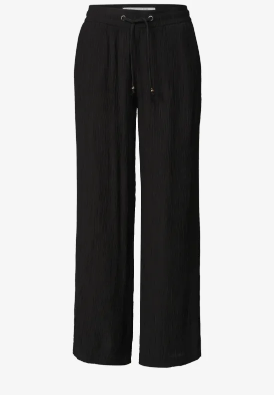 Schwarze, locker sitzende Hose mit weitem Bein und Kordelzugbund.