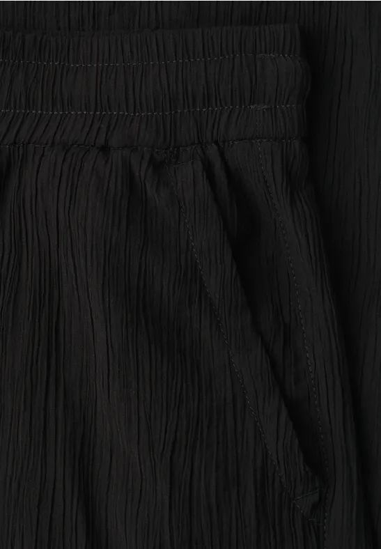Schwarze, gekräuselte Hose mit elastischem Bund und seitlicher Tasche.