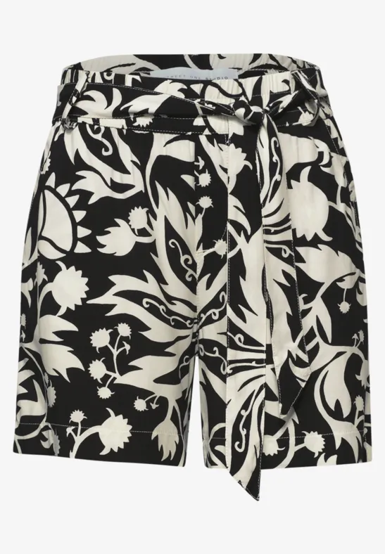 Schwarze Shorts mit weißem Blumenmuster und Taillengürtel.
