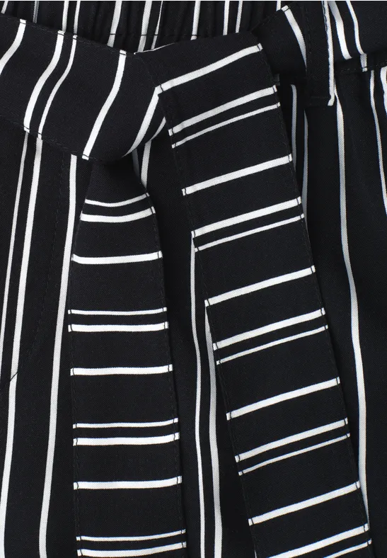 Zwarte broek met fijne witte strepen en een geknoopte stoffen riem.