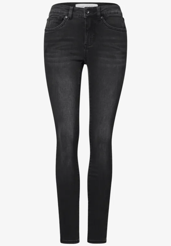Schwarze enge Damenjeans mit hohem Bund, fünf Taschen und Reißverschluss.