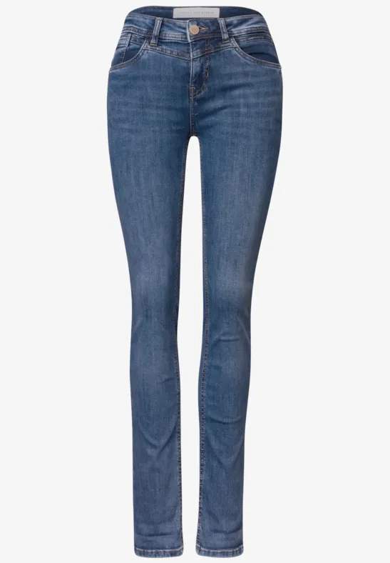 Schlanke, blaue Damenjeans mit klassischem 5-Pocket-Design und schmaler Passform.