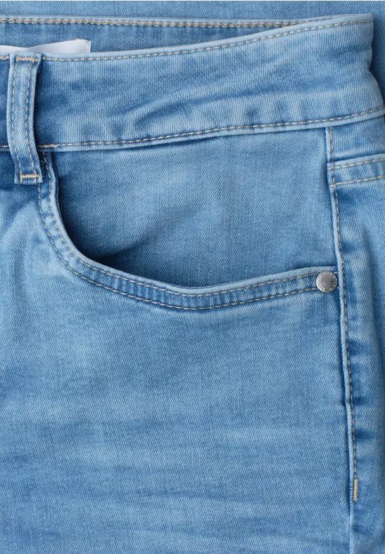 Nahaufnahme einer hellblauen Jeans mit sichtbarer Tasche und Nahtdetails.