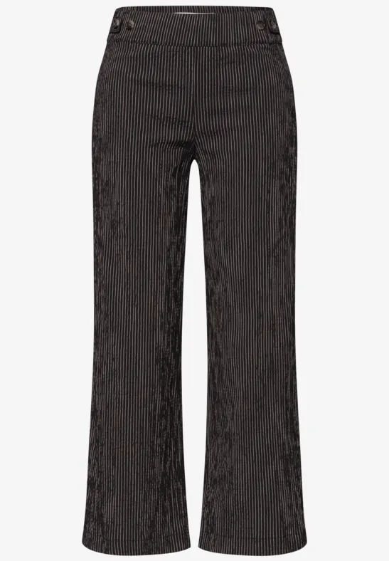 Schwarze Hose mit feiner Crinkle-Optik und weitem Bein, hoher Bund und dezentem Glanz