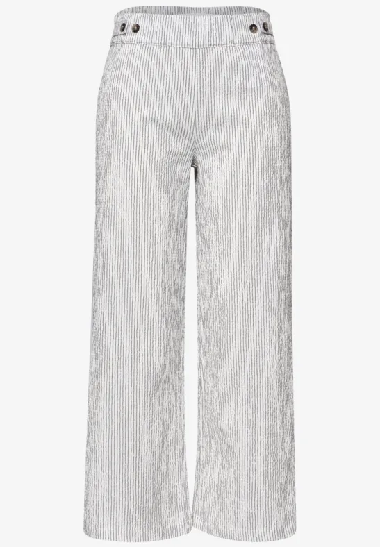 Hochtaillierte weiße Hose mit feinen grauen Streifen, weitem Bein und Knopfdetail an der Taille.
