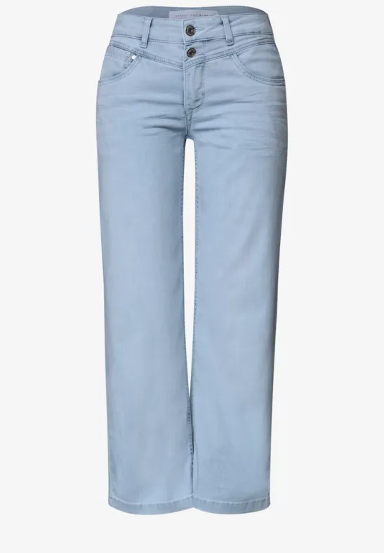 Lichtblauwe jeans met hoge taille, rechte pijpen en dubbele knoopsluiting, met een subtiele wassing.