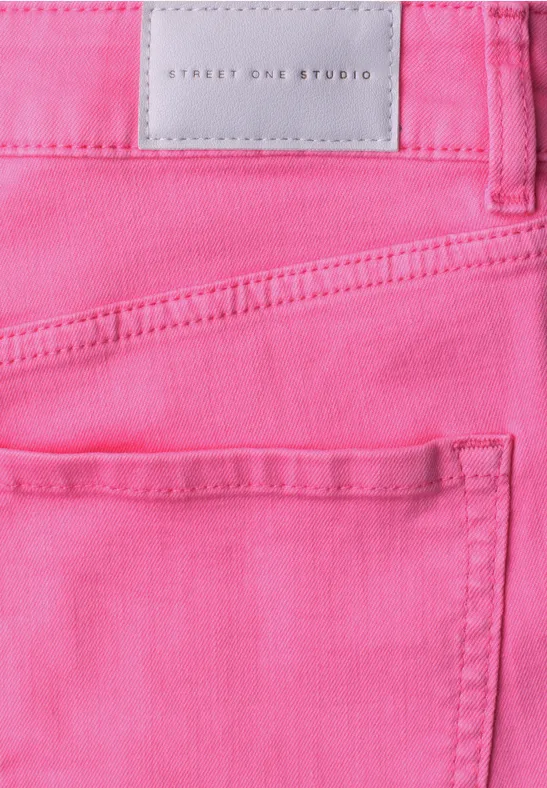 Nahaufnahme einer knallpinken Jeanshose mit sichtbarem Etikett ‚STREET ONE STUDIO‘.
