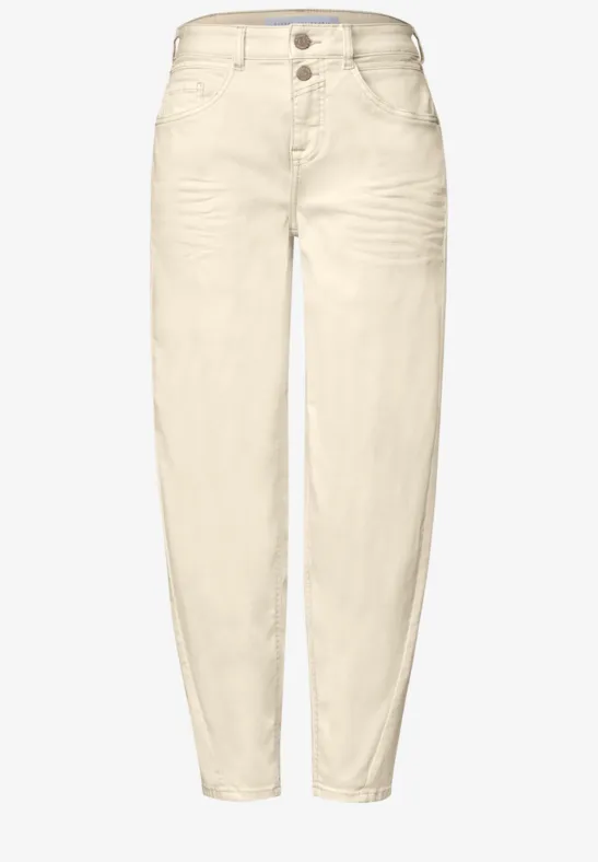 Beige-farbene, hoch geschnittene Jeans mit Knopfleiste, locker an Hüfte und Oberschenkeln, verjüngt zum Knöchel.