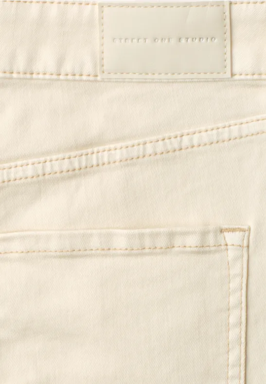Rückansicht einer hellen Jeans mit Tasche und Lederlabel