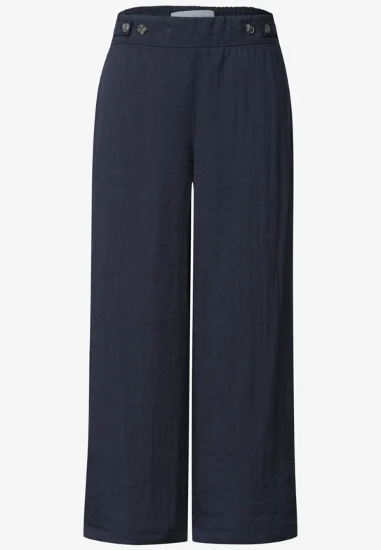 Marineblaue, weite Damenhose mit hohem Bund und Knopfdetail, gerade geschnitten.