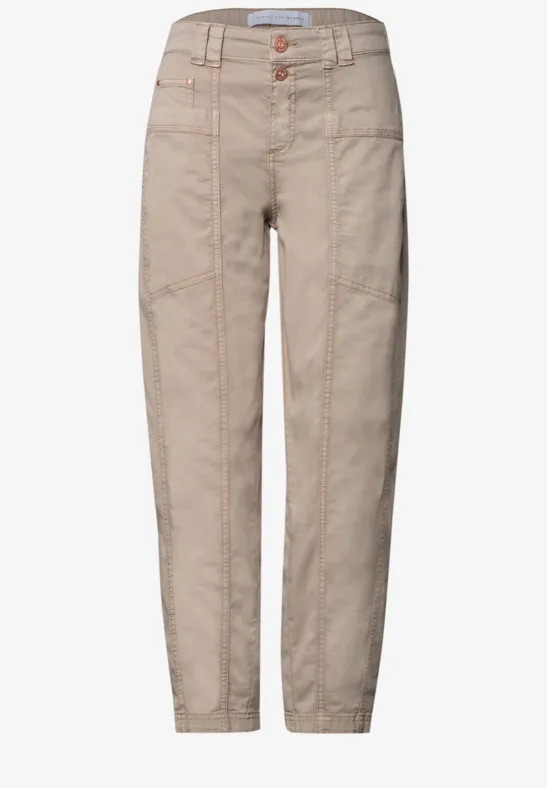Beige Hose mit hoher Taille, aufgesetzten Taschen und sichtbaren Nähten – legere Passform für den Alltag.