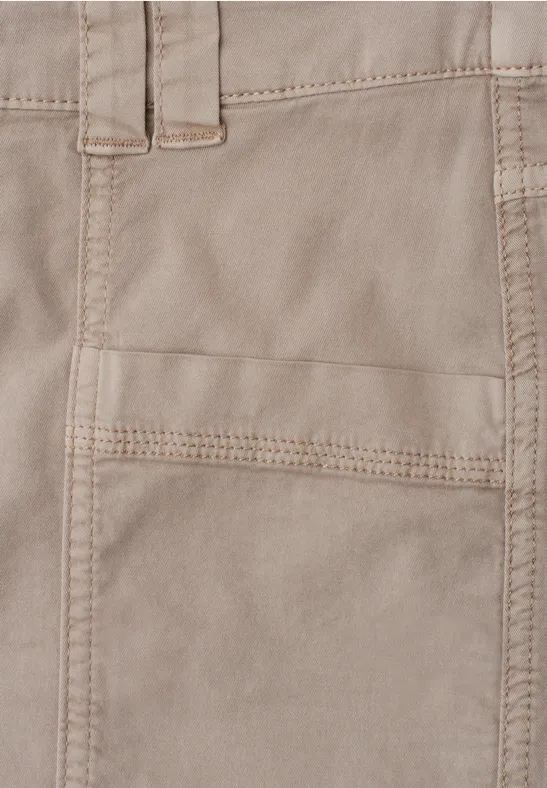 Nahaufnahme einer beigen Stofftasche mit auffälligen Nähten an einer Hose.