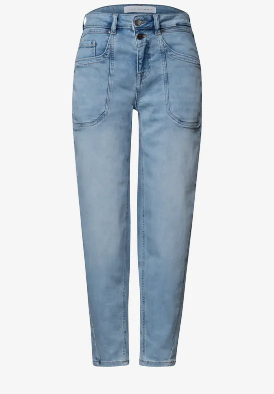 Helle, lockere Damen-Jeans mit hohem Bund, Vorder-Patch-Taschen und schmal zulaufenden Beinen.