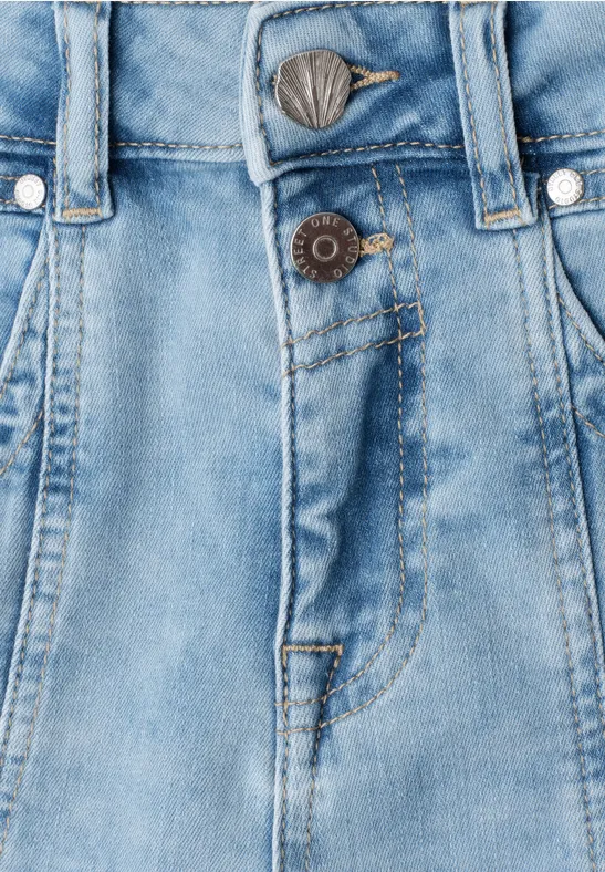Leichter Jeansstoff mit Hosenbund, Knopfleiste und Gürtelschlaufen.
