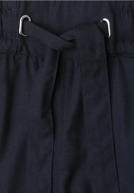 Donkerblauwe broek met trekkoord en metalen oogjes