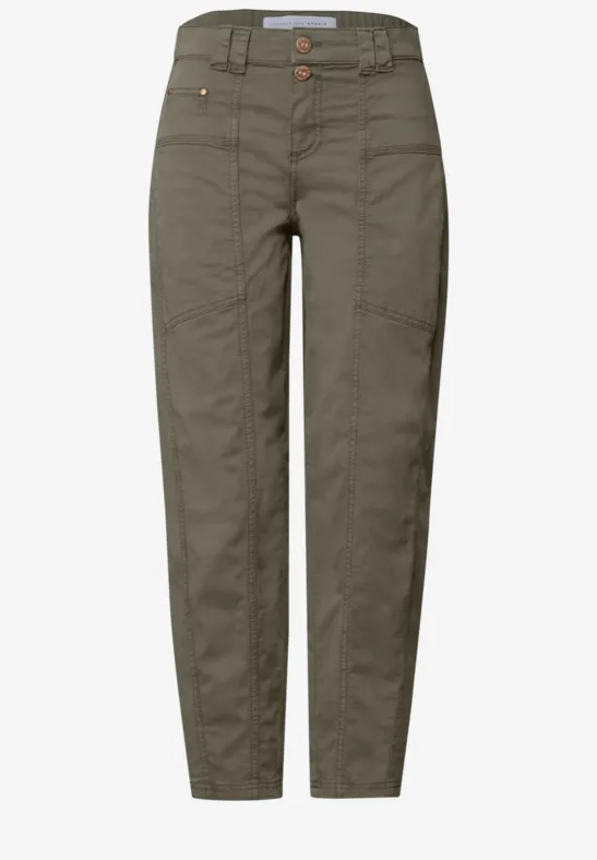 Damen-Hose in Olivgrün mit geradem Schnitt, Bund mit Knopf, Eingrifftaschen und Ziernähten.