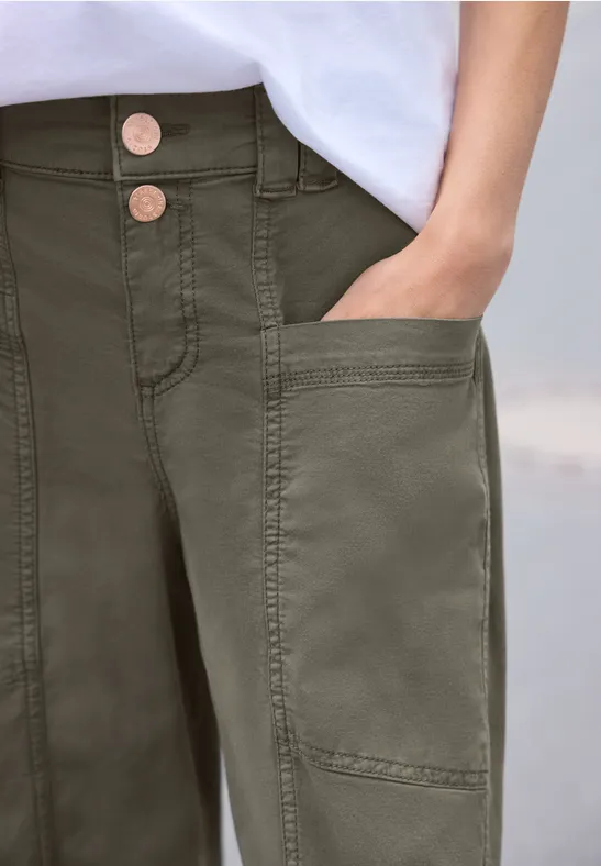 Nahaufnahme einer olivgrünen Cargo-Hose mit hohem Bund und Seitentasche.
