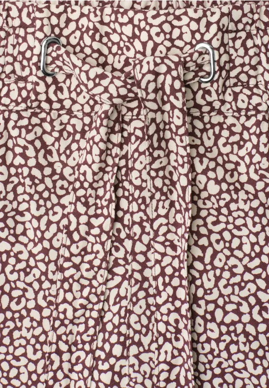 Leichtes Kleid mit gebundener Taille und weiß-bordeauxfarbigem Leopardenmuster.
