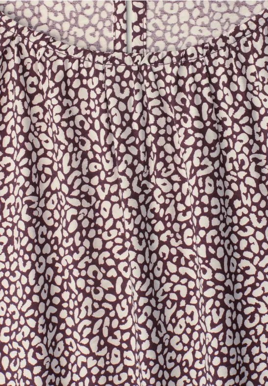 Bluse mit lila-beigem, abstraktem Leopardenmuster und Rundhalsausschnitt.