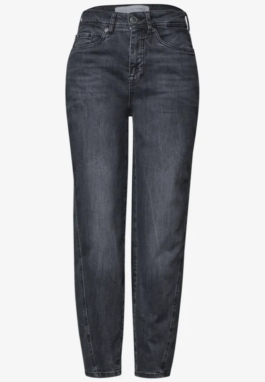 Jean droit bleu foncé, style classique à cinq poches.