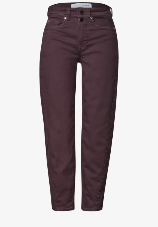 Damenjeans in Bordeaux mit hoher Taille und geradem Bein.