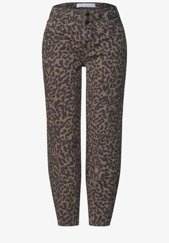 Pantalon femme marron à imprimé léopard, coupe slim, taille basse et fermeture boutonnée.