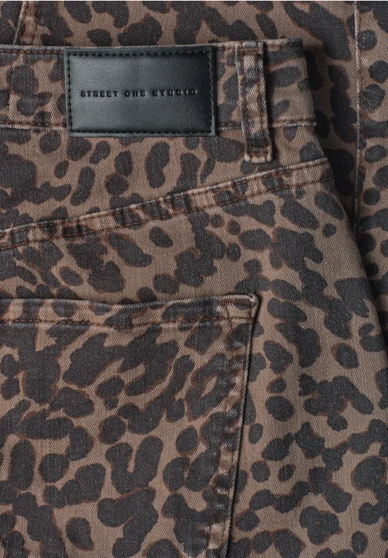 Gros plan d'un pantalon marron à imprimé léopard avec poche.