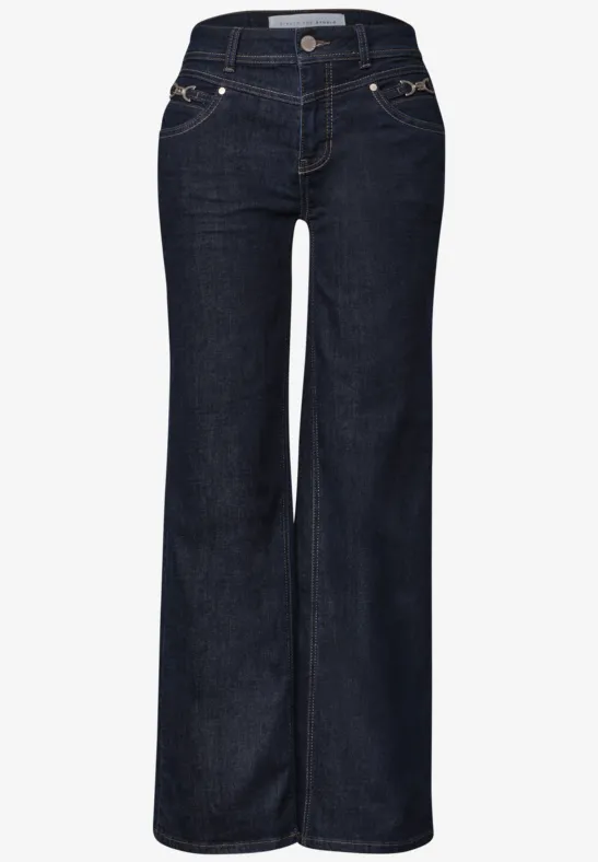 Jean bleu foncé à coupe évasée, 5 poches et taille haute.