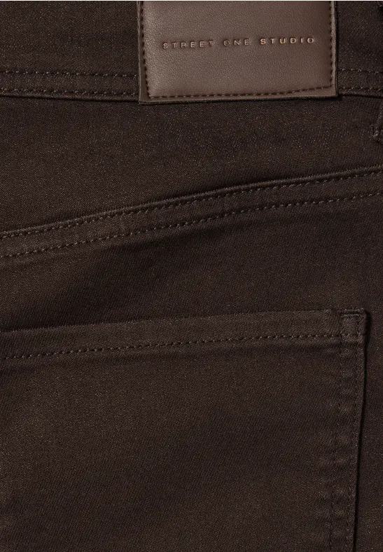 Nahaufnahme einer braunen Jeans mit Gesäßtasche und Lederetikett