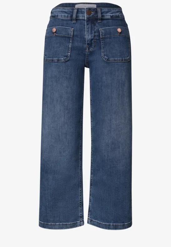 Weite, blaue Jeans mit hoher Taille und großen aufgesetzten Taschen.