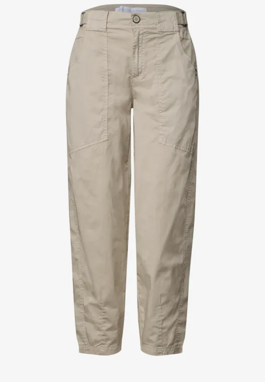 Beige, locker sitzende Hose mit geradem Bein und hohem Bund
