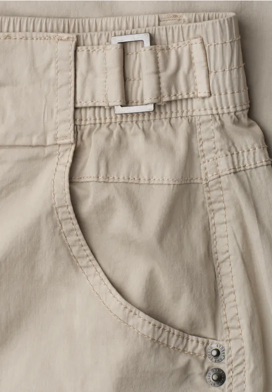 Beige Hose mit elastischem Bund, seitlicher Tasche und rechteckiger Metallschnalle