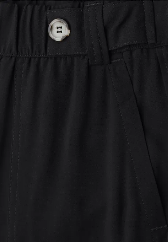 Gros plan sur la ceinture noire d'un pantalon avec bouton et poche