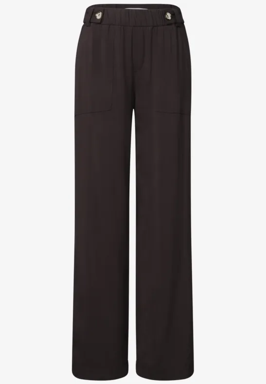 Pantalon noir droit à jambes larges, taille haute, poches plaquées latérales et boutons décoratifs.