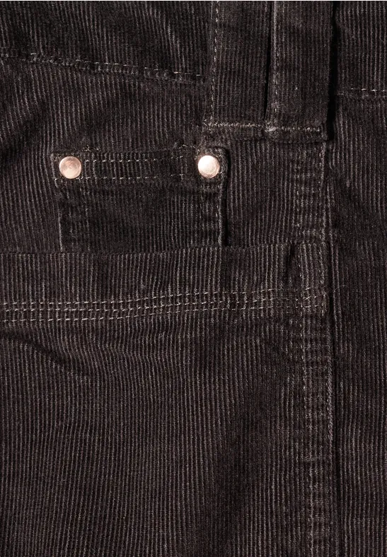 Nahaufnahme eines schwarzen Corduroy-Stoffs mit Hosentasche und Gürtelschlaufe.