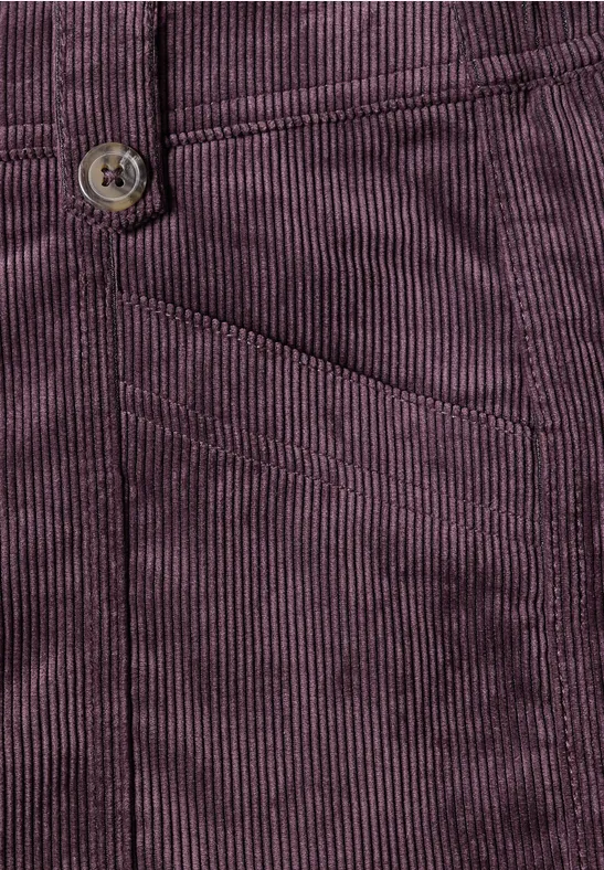 Pantalon en velours côtelé violet foncé, fines côtes, poche latérale et bouton.