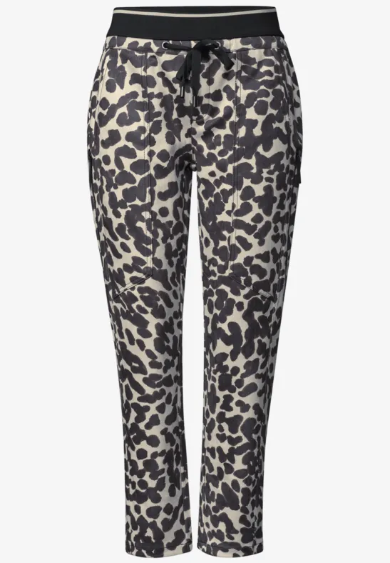 Bequeme Hose mit Leopardenmuster, schwarzem Bund und Kordel, schlanker Schnitt.